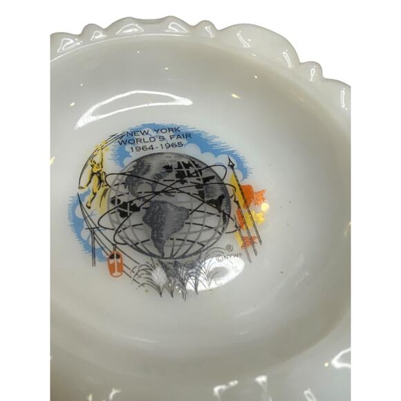 New York Worlds Fair Commemorative Ashtray Milk Glass 5.5" - Picture 3 of 6